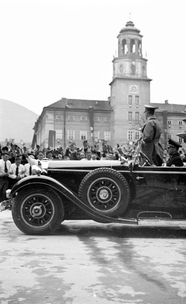 Vorfahrt von Adolf Hitler auf den Residenzplatz in Salzburg am 6. April 1938, Franz Krieger (1914–1993), SW-Fotografie, © Stadtarchiv Salzburg, Fotoarchiv Franz Krieger