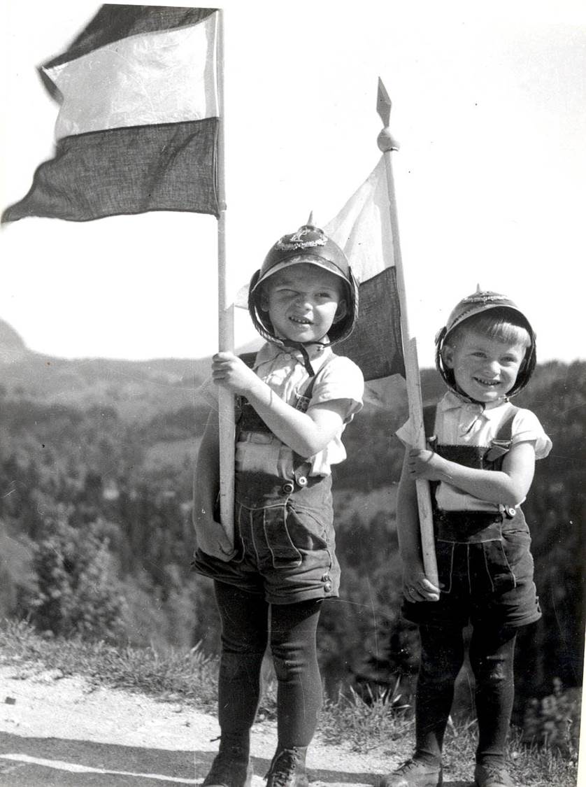 Kinderfoto Fritz Moosleitner: „Soldaten“ am Rengerberg mit österreichischer und Salzburger Fahne, um 1940, © Fritz Moosleitner