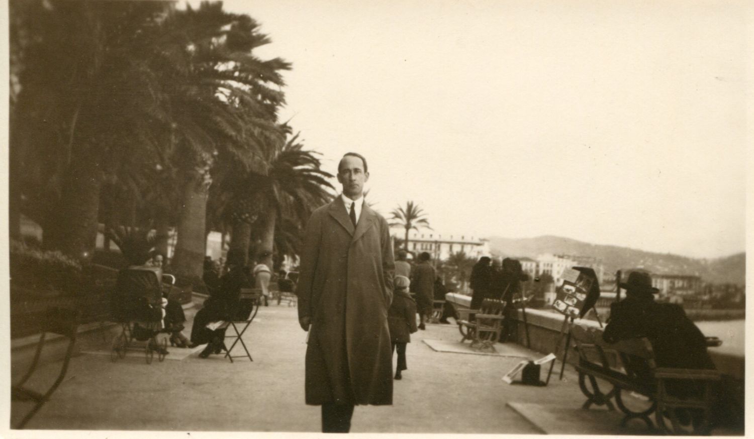 Faistauer an der Meerespromenade an der Cote d'Azur, 1926–1927, Schwarz-Weiß Fotografie, © Salzburg Museum