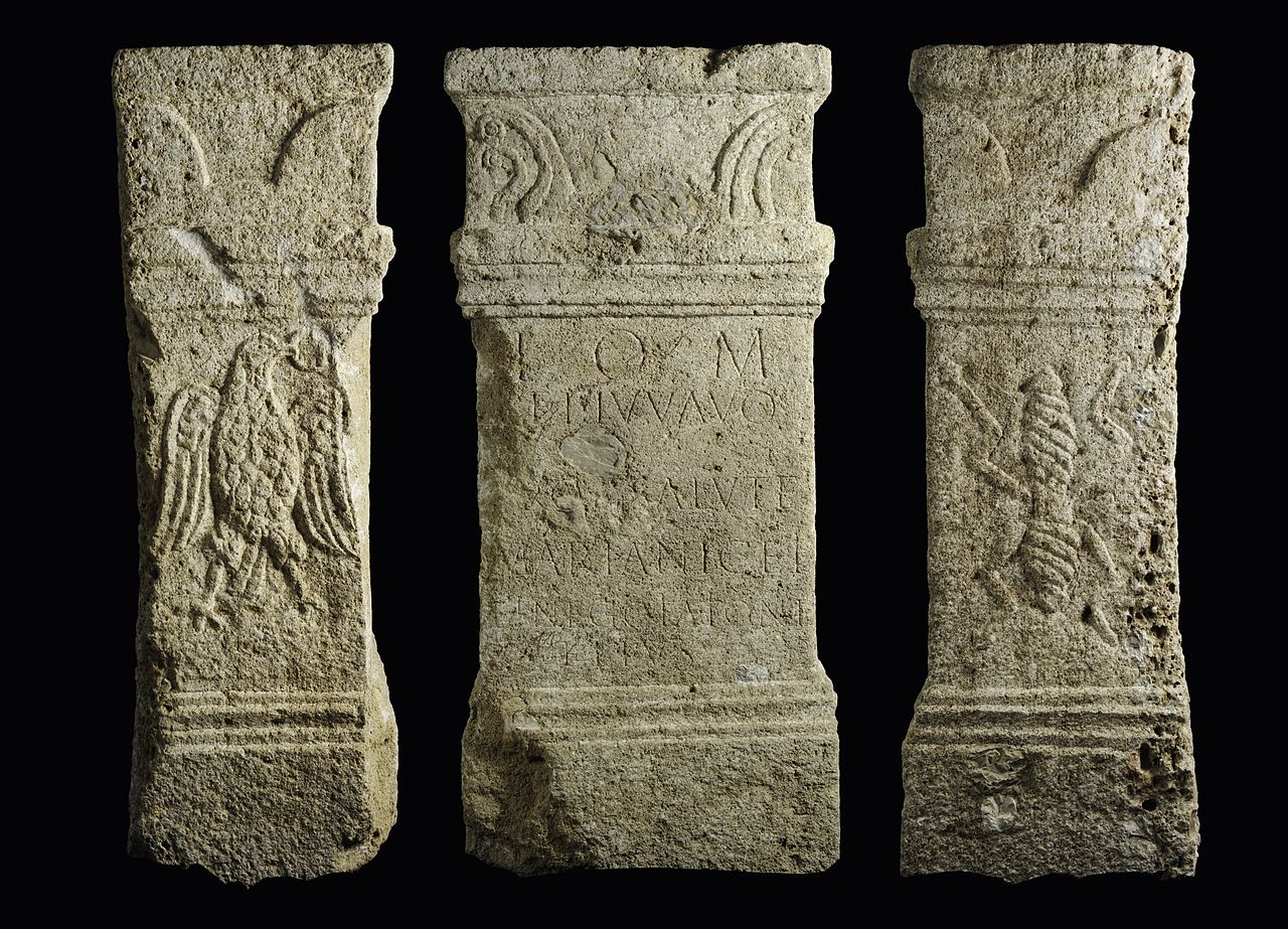 Weihaltar für Jupiter und Iuvavus, 2./3. Jh. n. Chr., Konglomerat © Salzburg Museum