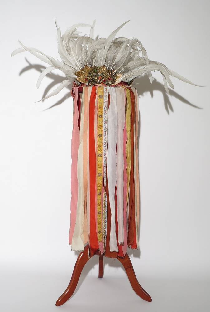 Ribboned hat for a Tresterer costume, 1963, straw, brocade, leather, textile, cockʼs feathers, gold filigree, mirror, viscose silk © Salzburg Museum