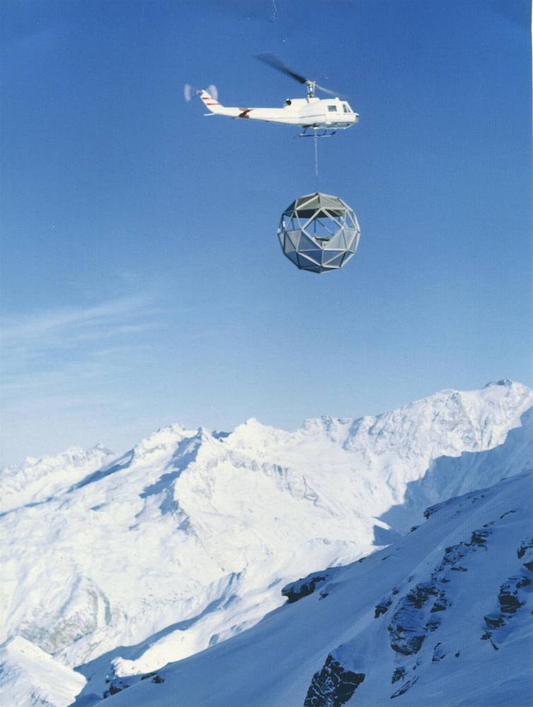 Transport by helicopter of the mountain station of the Schiedeck lift in Sportgastein, 1972, photo print on paper © Salzburg Museum