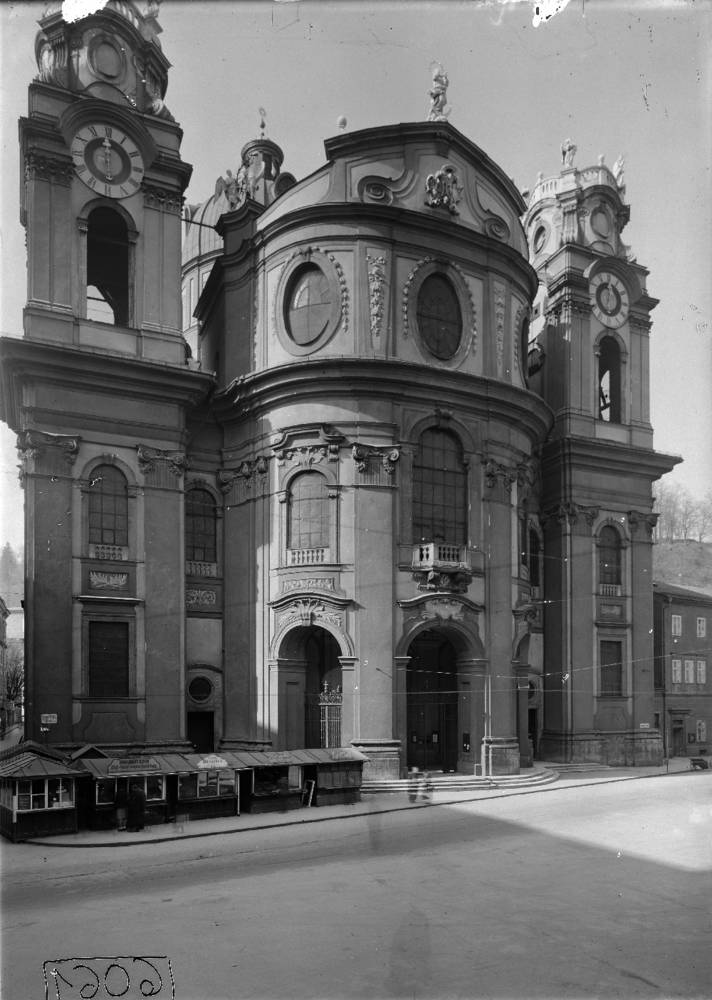 Universitätskirche mit Marktbuden, Um 1900, Glasplatte, Salzburg Museum, Inv.-Nr. Foto 20370