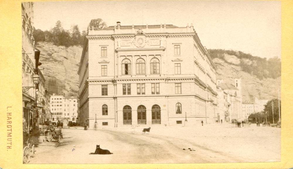 Ferdinand-Hanusch-Platz (ehem. Realschulplatz) mit Realschule, Ludwig (Louis) Hardtmuth, 1874–76, SW-Fotografie, Salzburg Museum, Inv.-Nr. Foto 42828