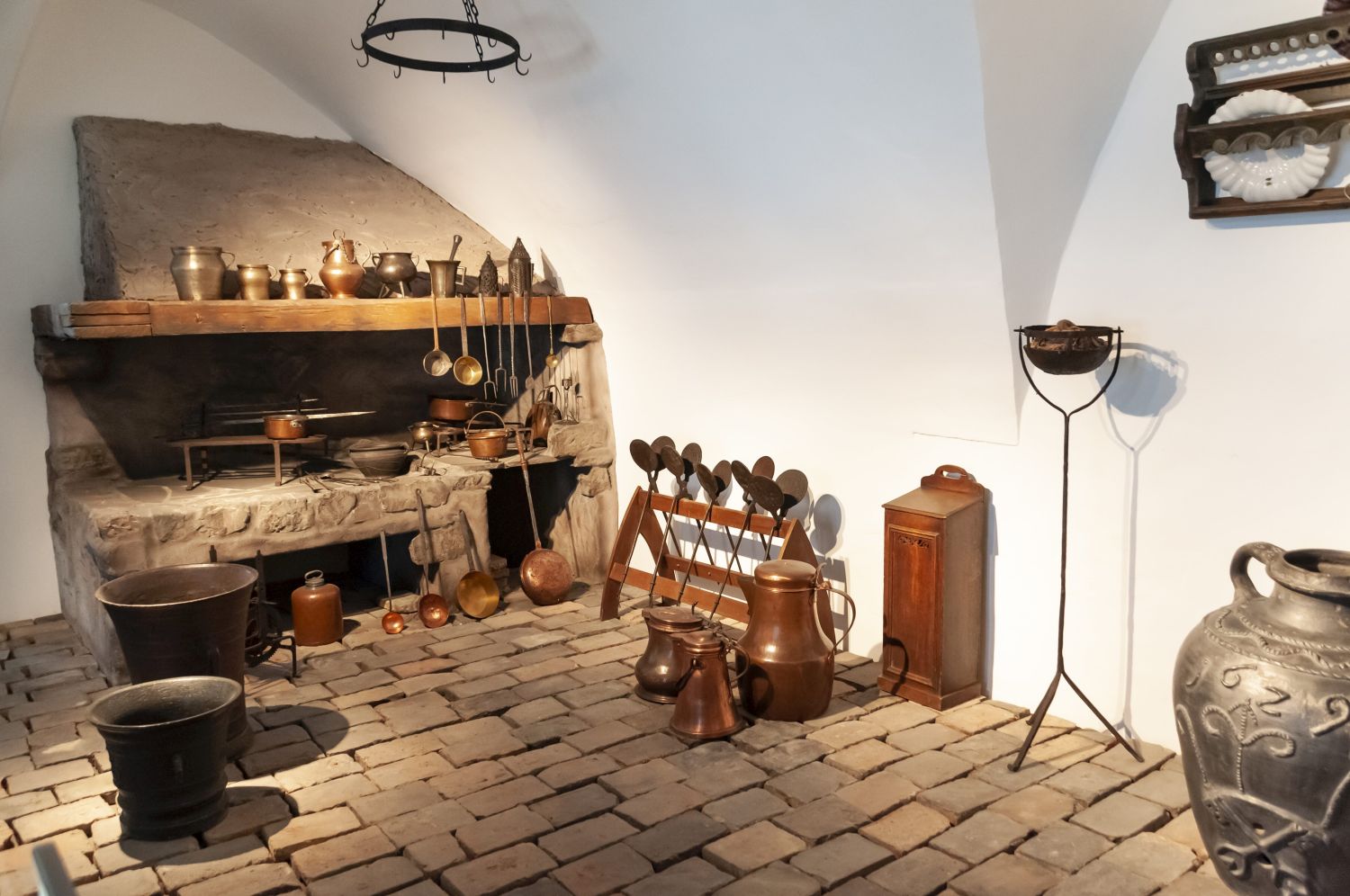 Ausstellungsansicht „Ernährung und Kochen im Mittelalter“, © Salzburg Museum/Bianca Würger