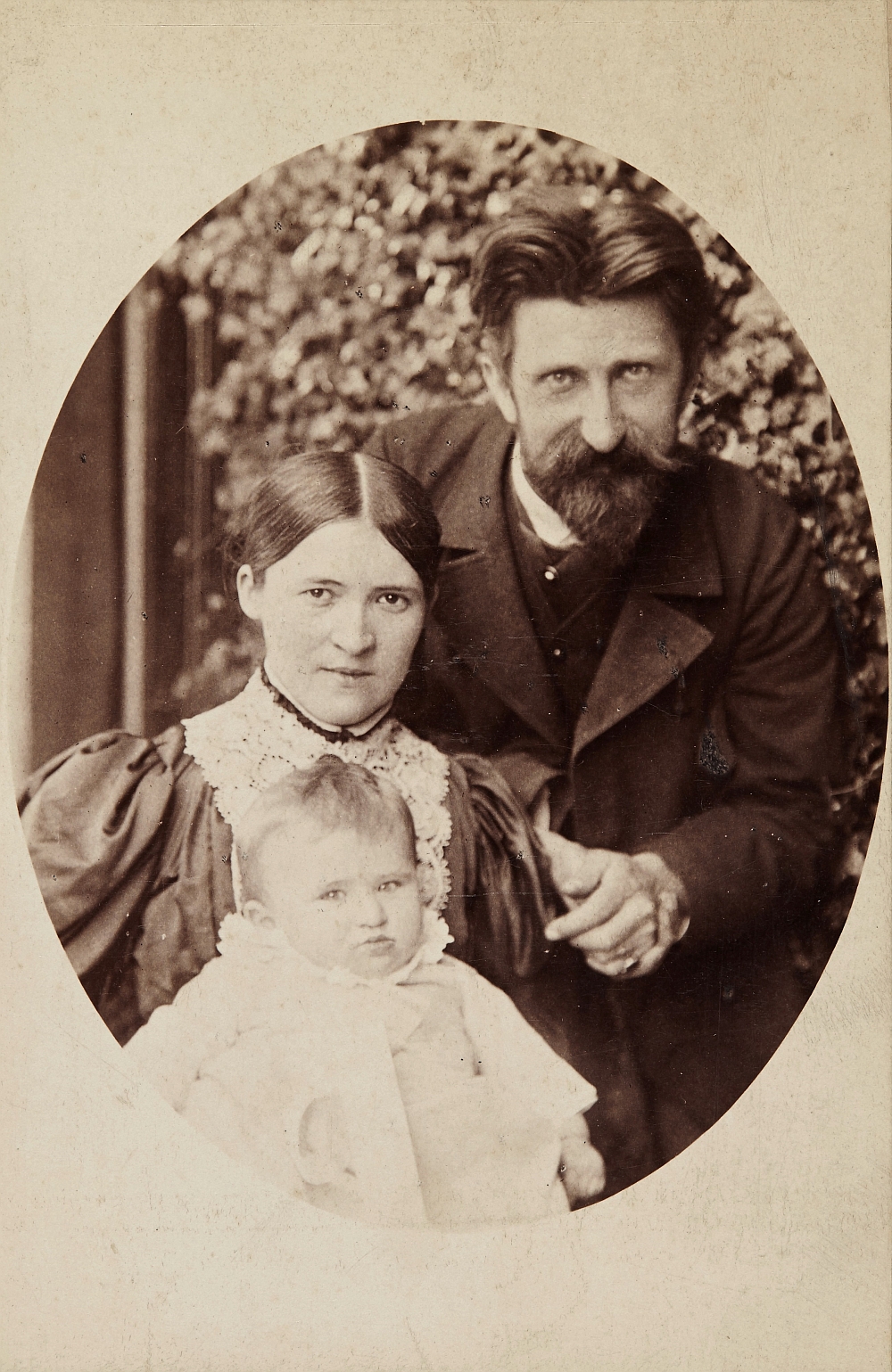 Familie Reiffenstein: Vater Leo, Mutter Maria, geb. Zachariae, Sohn Manfred, 1895, Fotografie, Familienbesitz