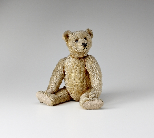 Bear 5322,1 – Teddy Hölder, Margarete Steiff, 1904–05, mohair, yarn, glass, felt, inv. no. F 1200