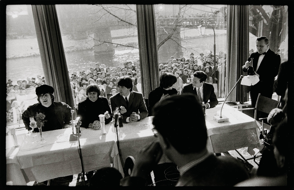 John Lennon, Ringo Starr, Paul McCartney und Georg Harrison bei der Pressekonferenz im Hotel Österreischischer Hof am 13. März 1965 © Skrein Photo Collection