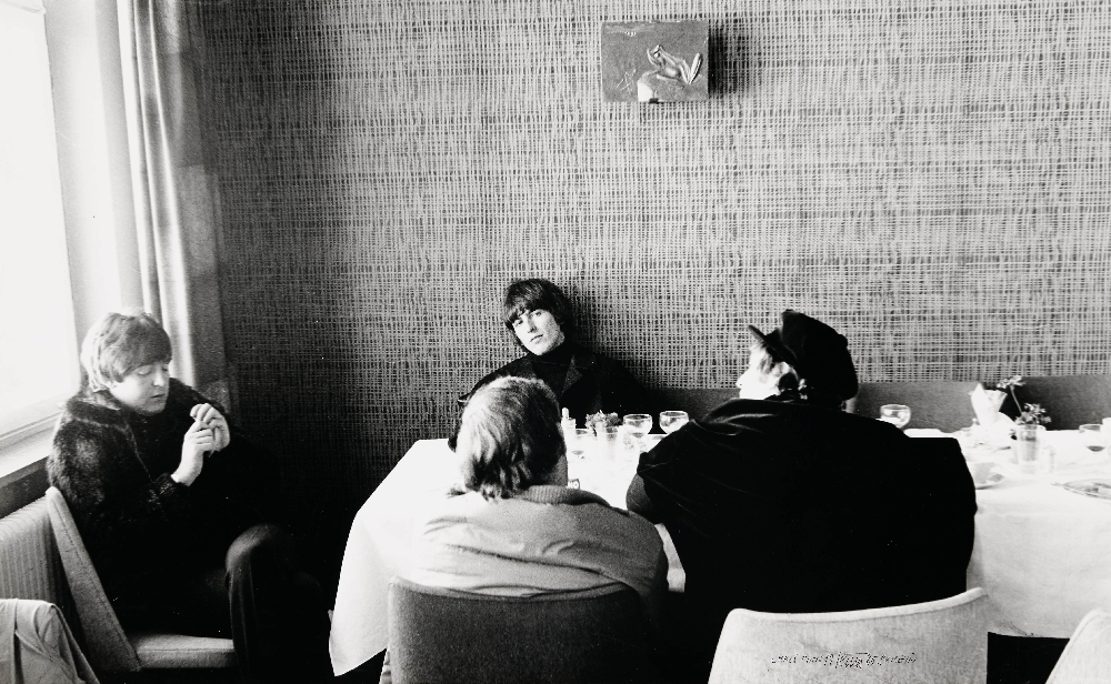 Die Beatles mit Regisseur Lester im Extrazimmer des Hotel Edelweiss in Obertauern 14. bis 20. März 1965 © Skrein Photo Collection