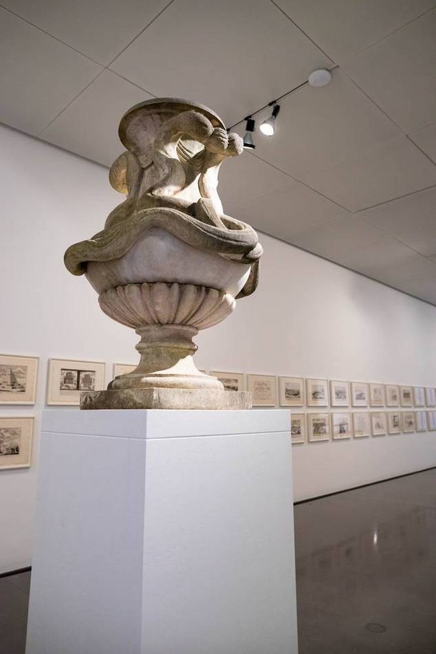 Die von Johann Bernhard Fischer von Erlach gestaltete Vase aus dem Mirabellgarten schmückt die Ausstellung in der Kunsthalle, © Salzburg Museum