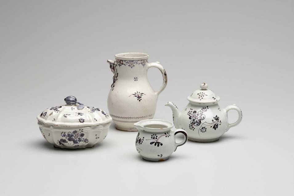 Johann Michael Moser (1710–1777), Kanne/ Kaffeekanne, um 1740–1750, Keramik, glasiert, bemalt. © Salzburg Museum