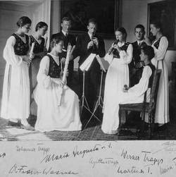 Die musizierende Trapp-Familie in Salzburg auf einem Foto (um 1937) mit Unterschriften