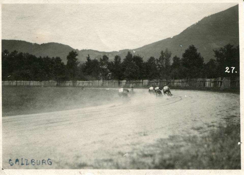 Zur Ausstellung „Unbekannt“ im Fotohof. Speedway-Rennen oder Training auf der Trabrennbahn in Parsch. 1930-1940, Foto © Salzburg Museum